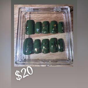 Green Press-On Nails with Leaf Design